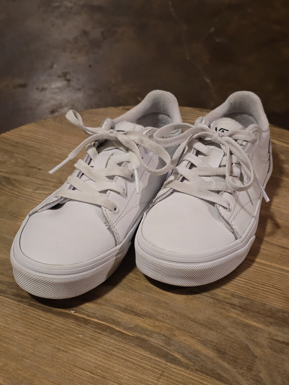 VANS Seldan White Leather Sneakers Youth Size 1 Classic Lace-Up Shoes